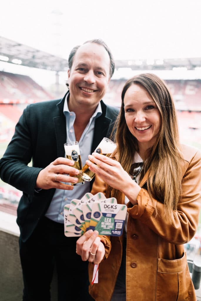 Carolin Kebekus und Heinrich Becker bei der Bierdeckel Übergabe