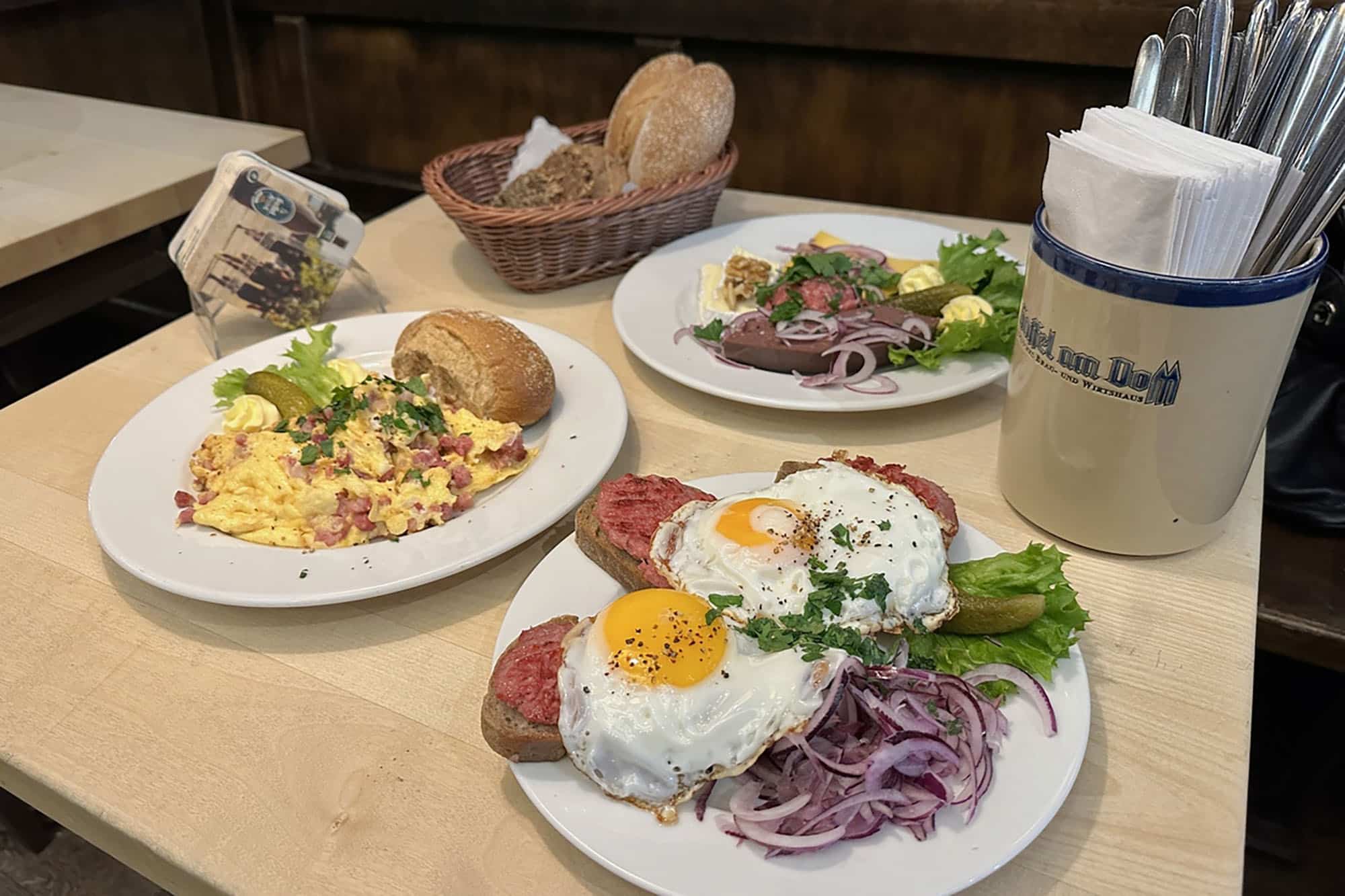 Kölsches Frühstück im Gaffel am Dom