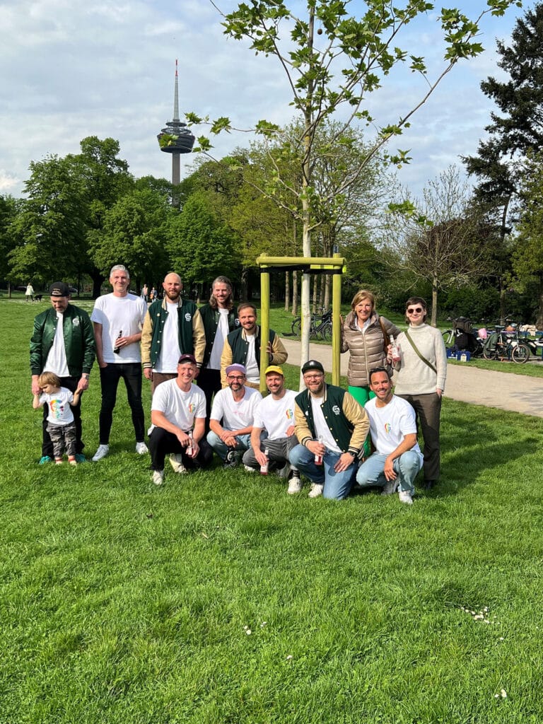 Grüngürtelrosen spenden Baum im Kölner Grüngürtel