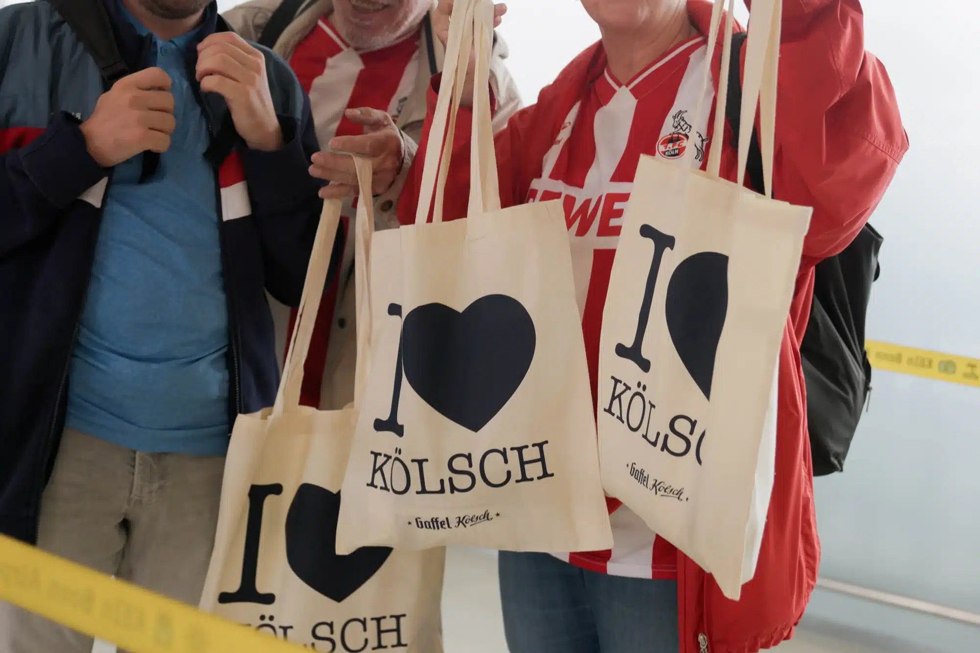 Mit Gaffel im Gepäck: FC-Fans sind gemeinsam mit den Profis im Trainingslager