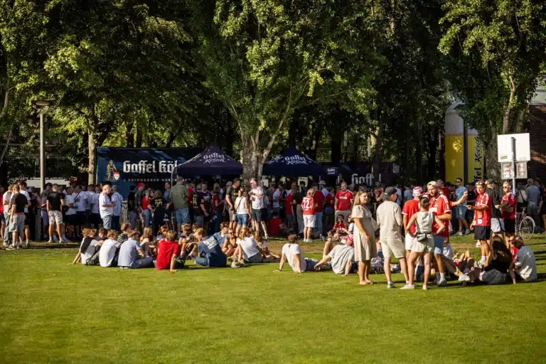 FC-Fans feiern Sieg gegen Real Sociedad bei der Aktion Torkonto