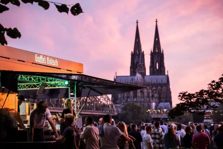 Kölner Lichter: 150.000 feiern am Rhein mit Gaffel