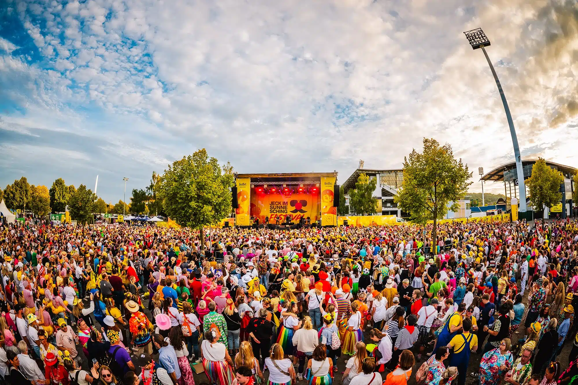 10.000 Jecke feiern Sommerabschluss in Aachen